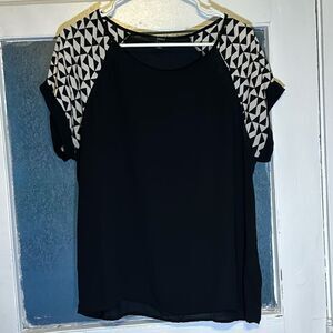 Forever 21 Women’s Black and White Patterned Short Sleeve Tshirt size large
